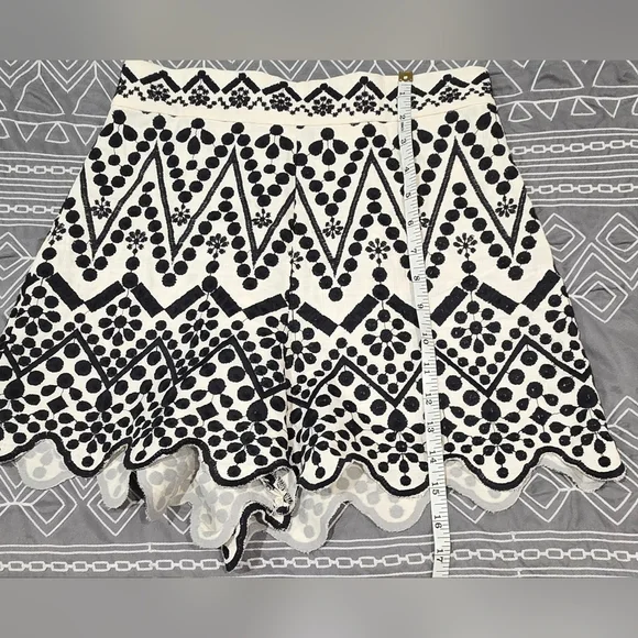 Zara High Waisted Embroidered Black And White Scalloped Hem Shorts Size Small - Picture 3 of 9